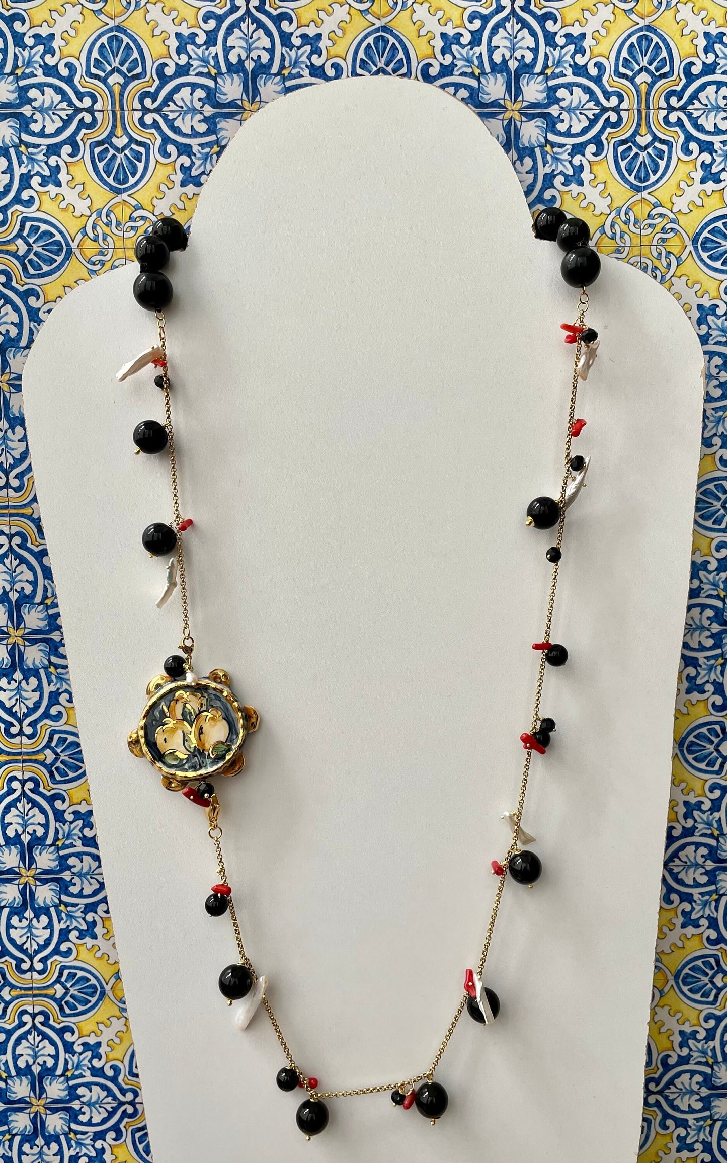 Collana siciliana con tamburello in ceramica di Caltagirone, perle di onice , perle scaramazze e coralli. regalo per lei.ç