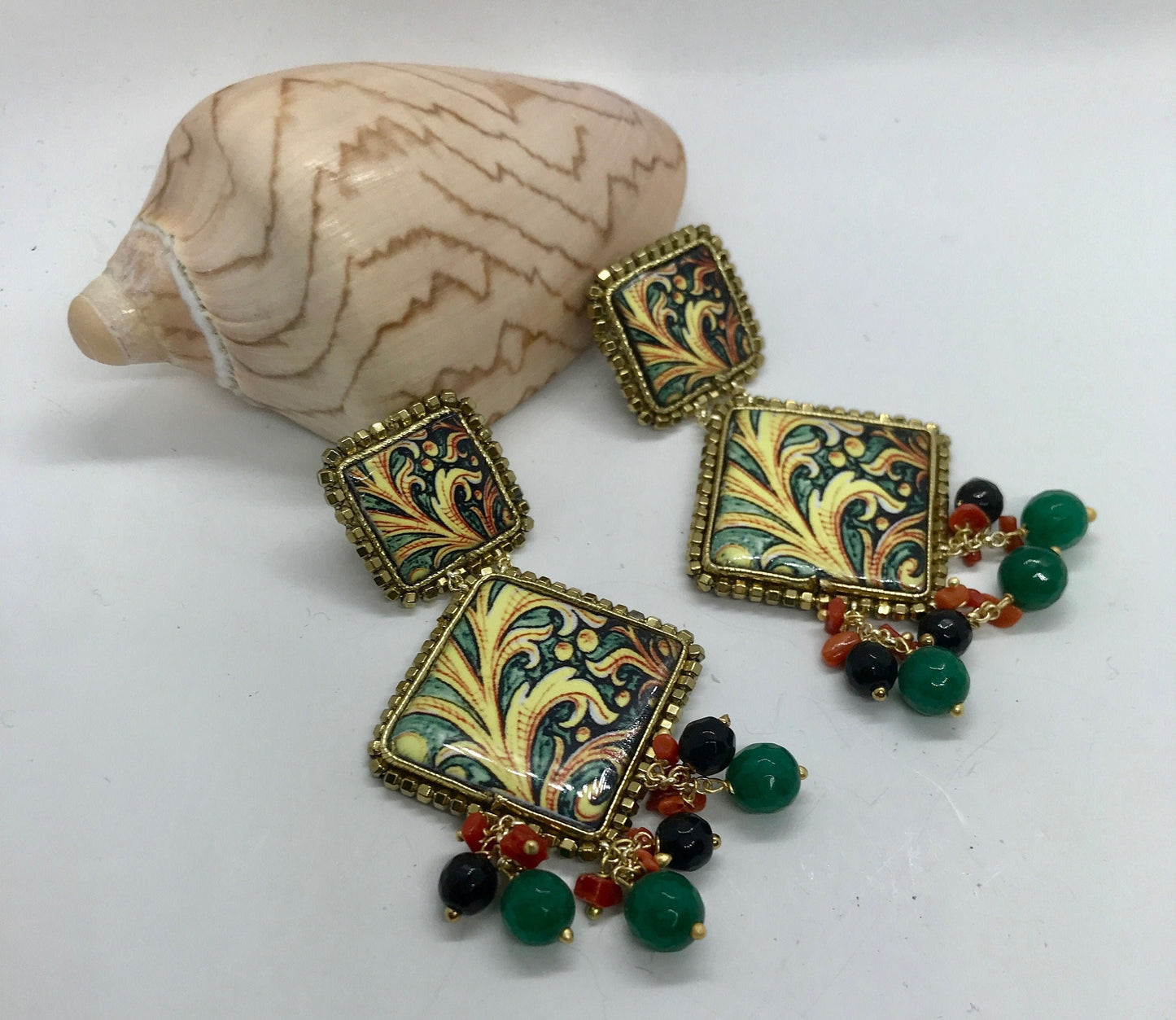 Orecchini siciliani con mattonelle di ceramica di Caltagirone e varie perle colorate *