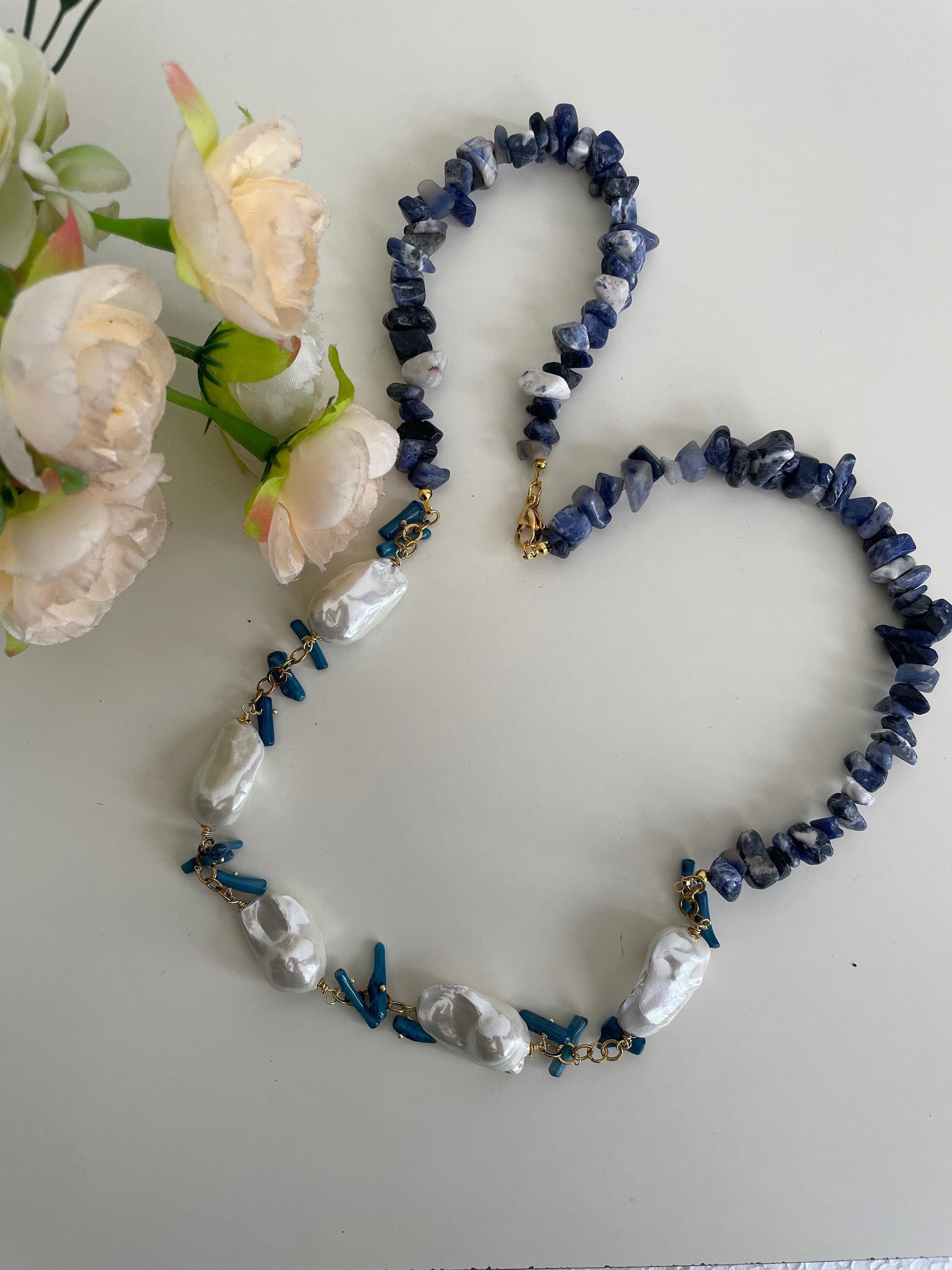 Collana composita, sodalite blu, corallo bambu blu e perle scaramazze.&