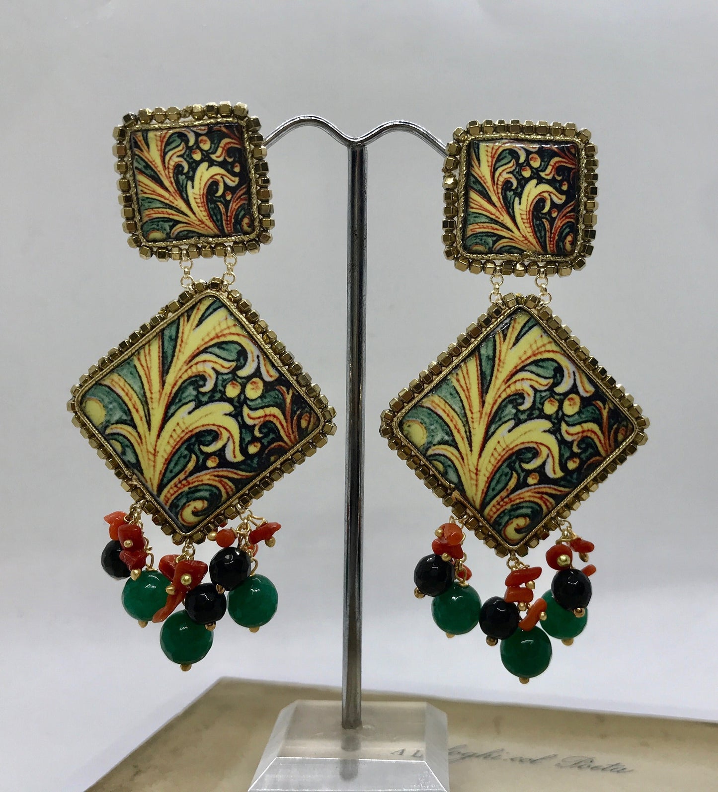 Orecchini siciliani con mattonelle di ceramica di Caltagirone e varie perle colorate *