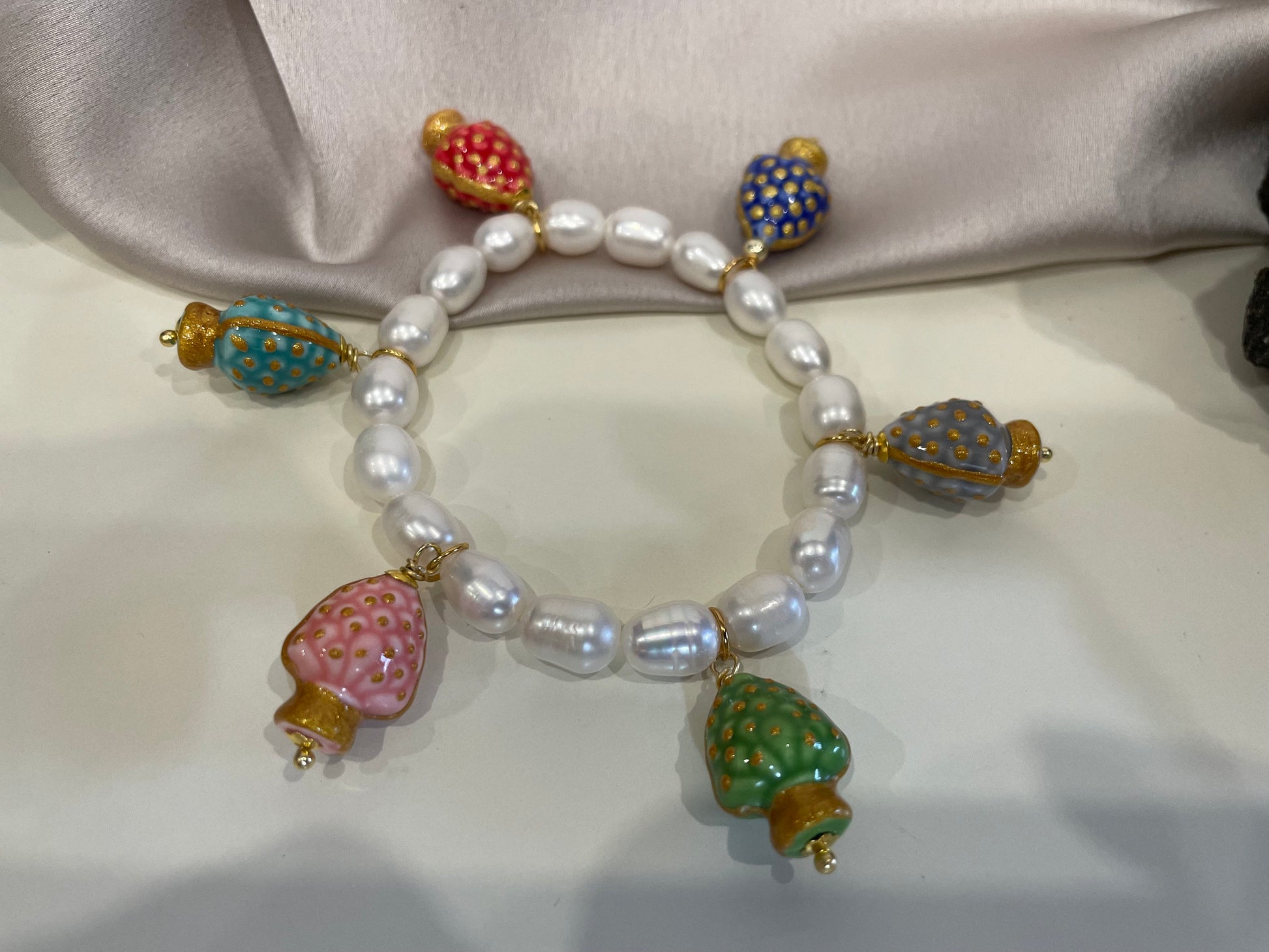 Bracciale siciliano, bracciale elastico, perle naturali, bracciale di perle barocche e pigne di ceramica Caltagirone, bracciale multicolor)