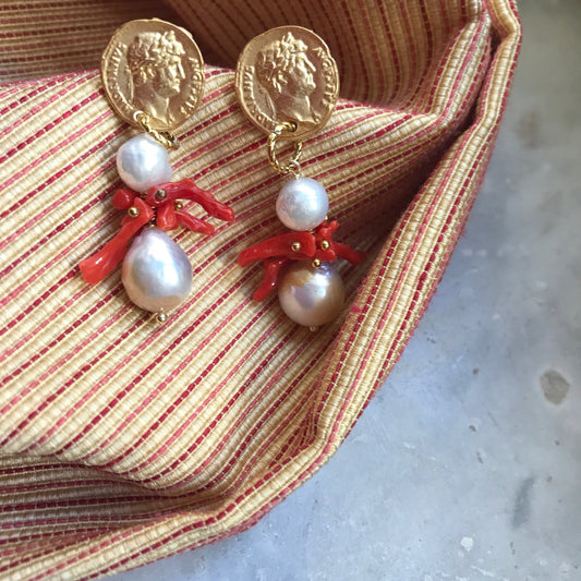 Orecchini siciliani con moneta in ottone, perle barocche e coralli §