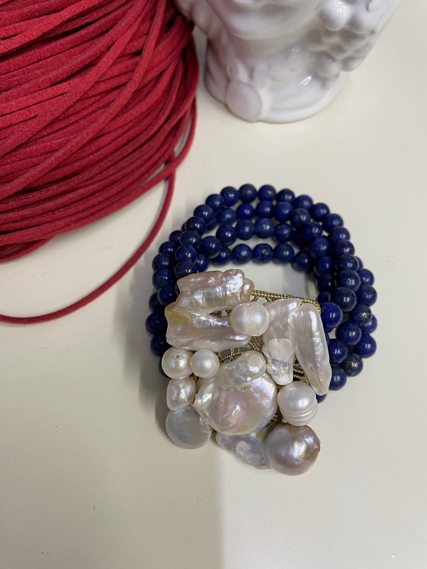 Braccialetto elastico, lapislazzuli, perle barocche irregolari di varie dimensioni. regalo per lei.