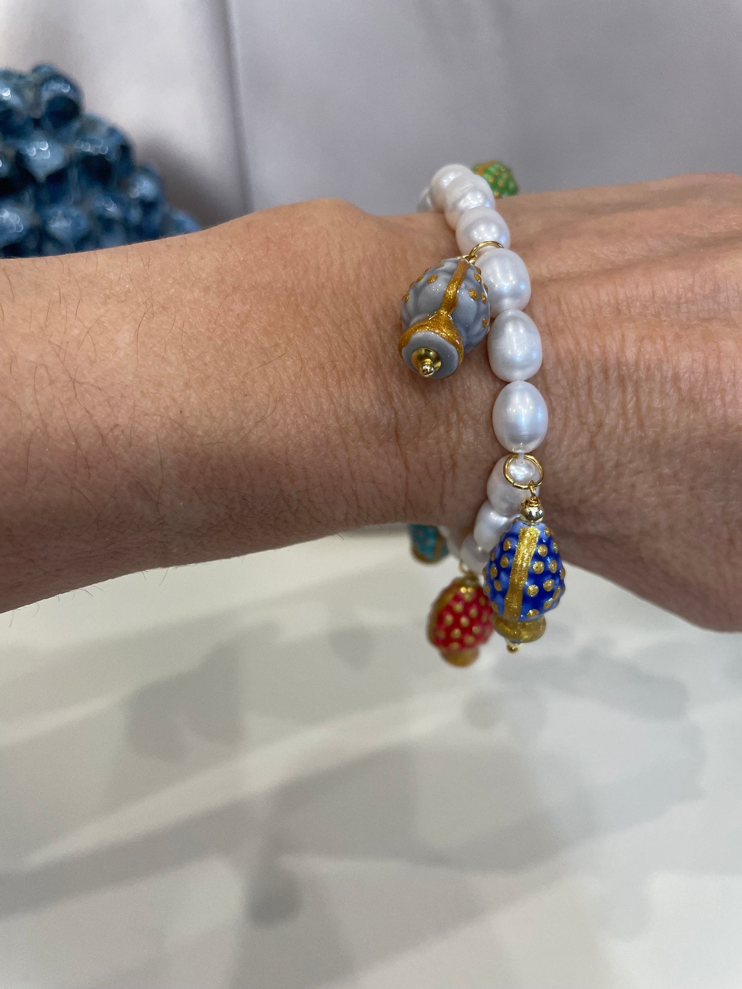Bracciale siciliano, bracciale elastico, perle naturali, bracciale di perle barocche e pigne di ceramica Caltagirone, bracciale multicolor)