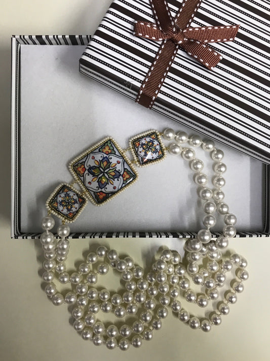 Collana siciliana con doppio filo di perle e mattonelle in ceramica di Caltagirone, collana annodata a mano, regalo per la sposa.)