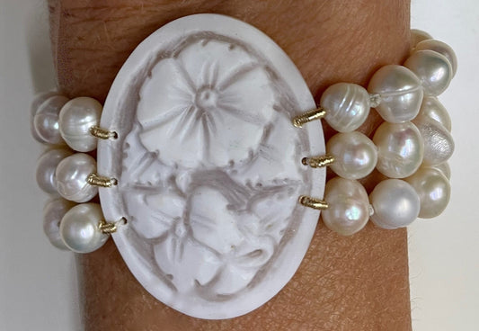Bracciale di perle con Cammeo, tre fili perle naturali, chiusura filigrana, Cammeo autentico conchiglia, bracciale sposa, regalo per lei.)