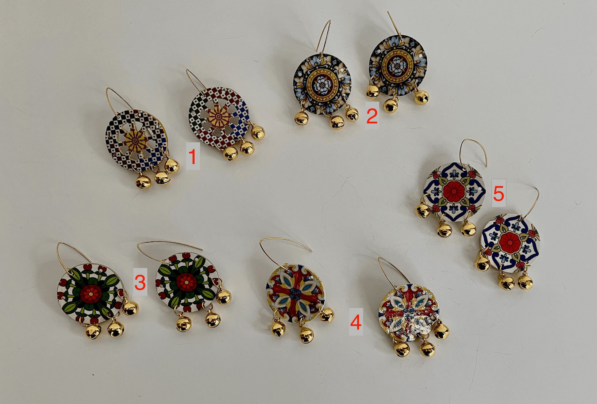 Orecchini con medaglioni in resina, orecchini siciliani varie fantasie, orecchini con campanelle, regalo ragazza, orecchini boho §