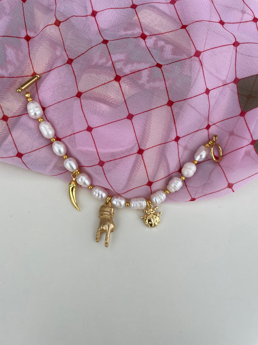 Bracciale con filo di perle di fiume e perline dorate, bracciale siciliano, bracciale portafortuna, bracciale con charms della fortuna.)