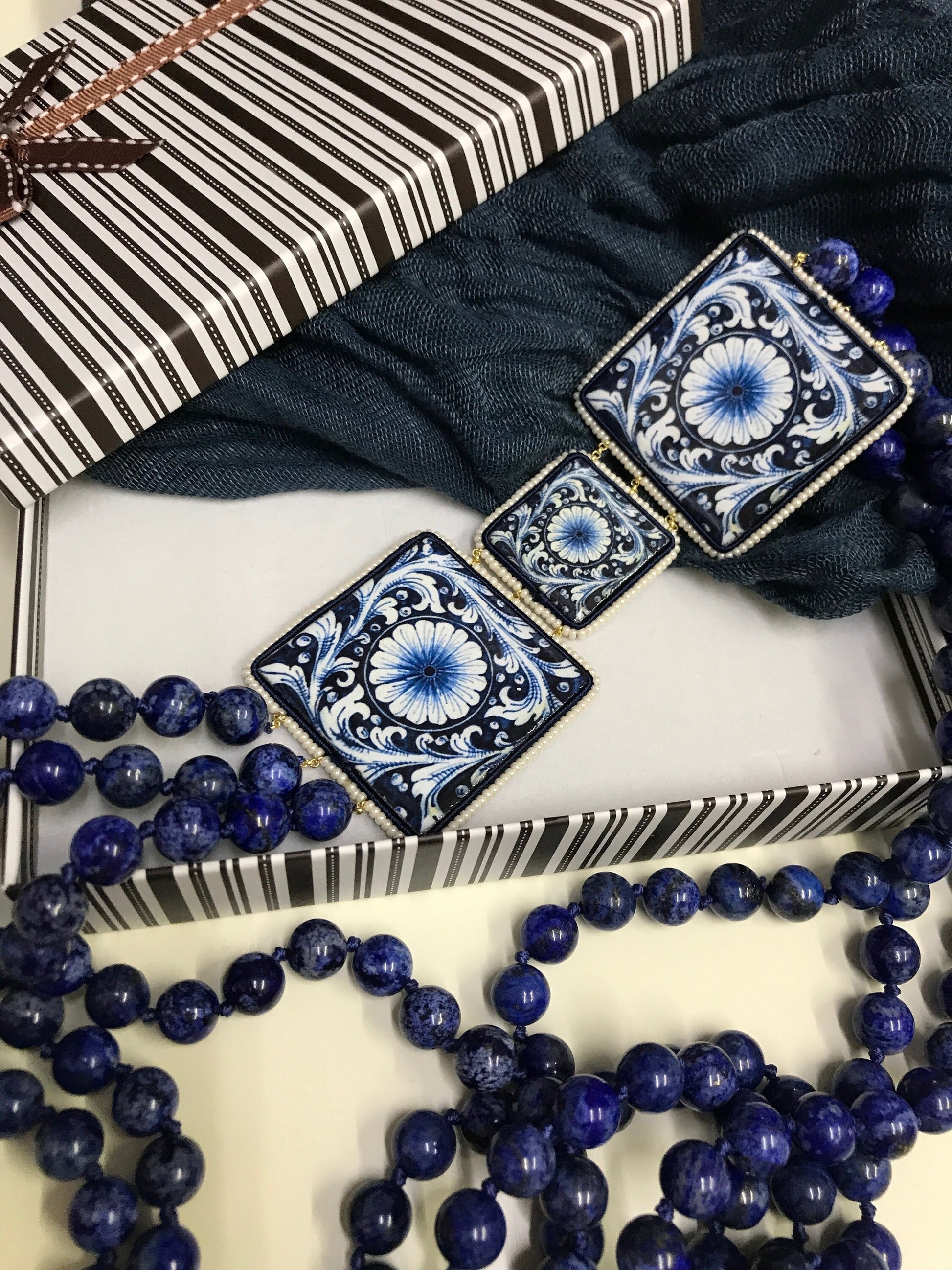 Collana siciliana, collana annodata a mano, triplo filo di lapislazzuli e mattonelle ceramica Caltagirone, collana blu, collana maiolica.!