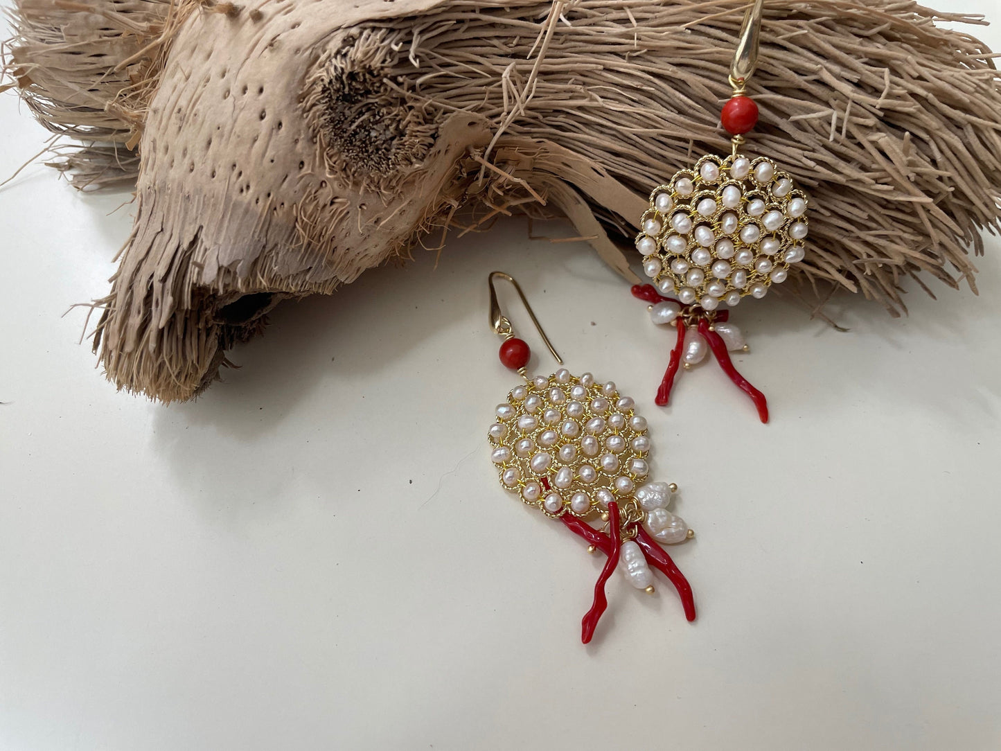 Orecchini pendenti, orecchini perle di fiume, orecchini con filigrana, orecchini argento 925, corallo e perle di fiume, regalo sposa boho.(
