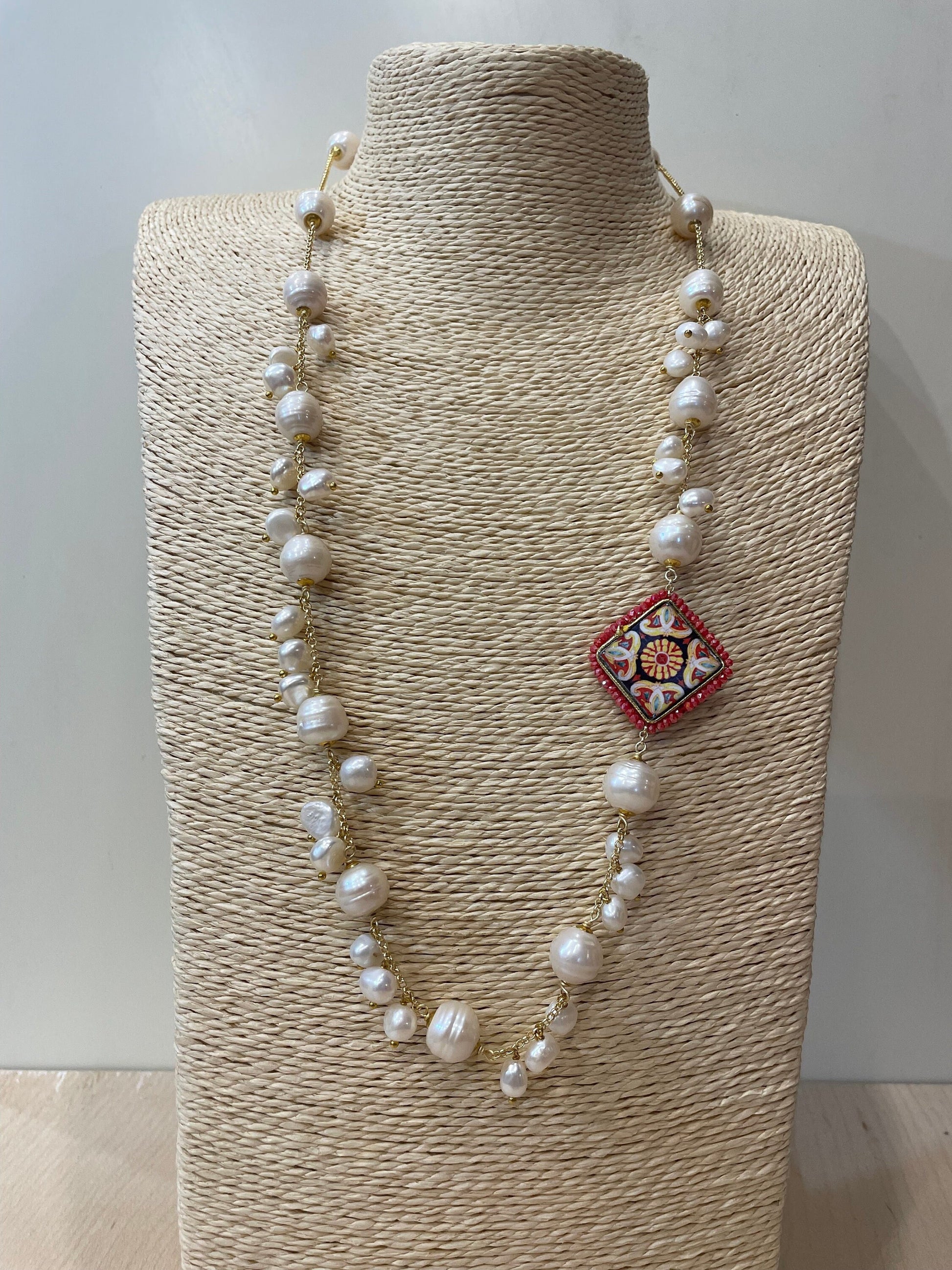 Collana siciliana con catena acciaio inossidabile, collana di perle di fiume, mattonella di ceramica di caltagirone, collana maiolica.)