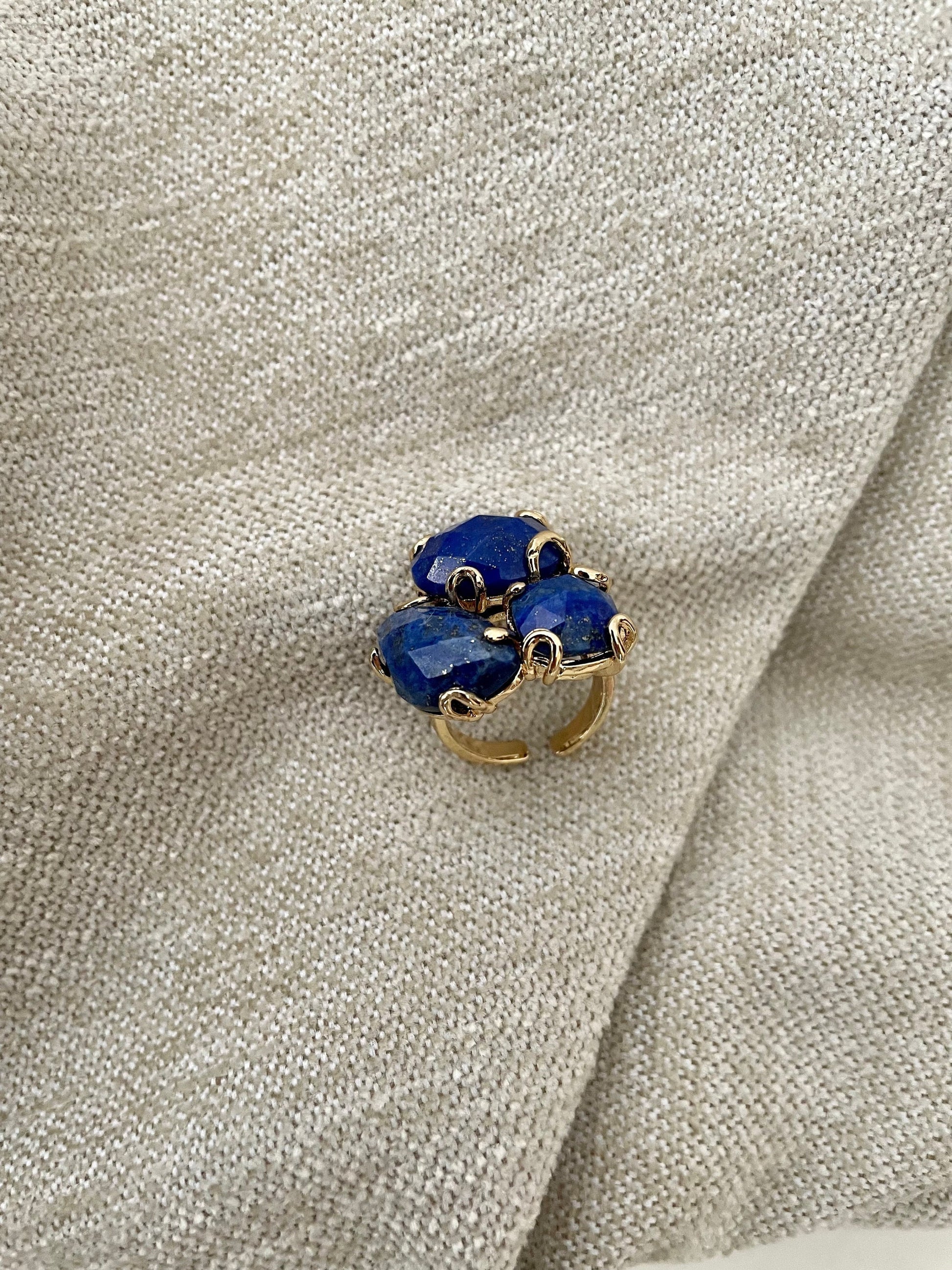 Anello regolabile, anello maxi, tre pietre naturali blu, struttura ottone, anello scultura, regalo per lei, anello grande.<