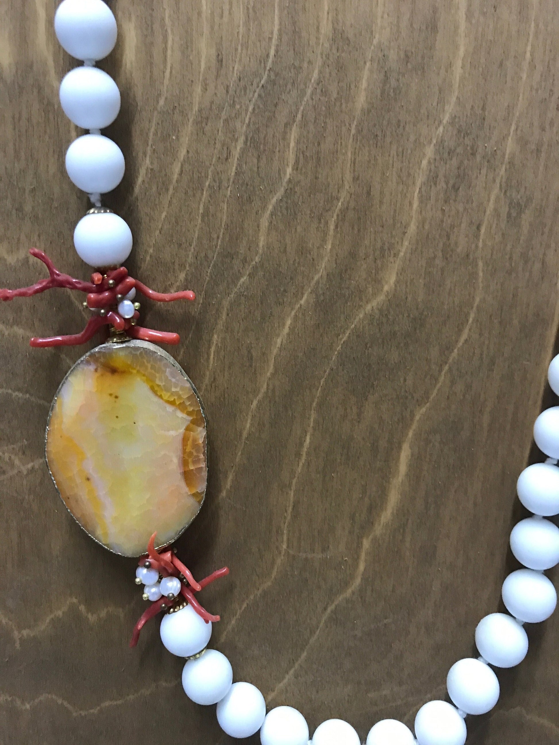 Collana siciliana con filo di perle in agata bianca, medaglione in agata arancione e rami di corallo&