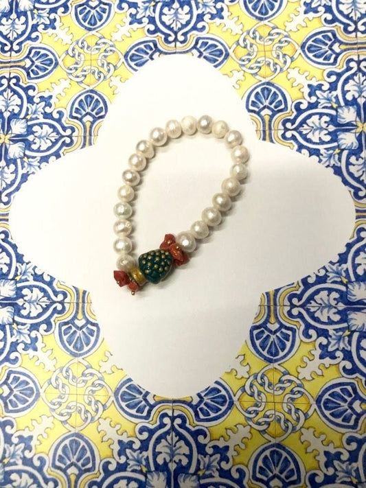 Bracciale Sikelia, Bracciale elastico con perle di fiume, pigna in ceramica di caltagirone e chips di corallo. regalo ragazza.