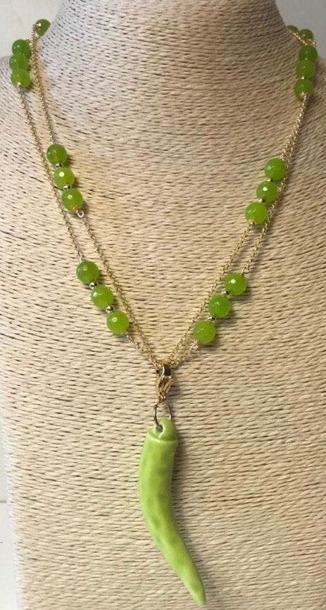 Collana lunga con catena dorata, perle agata verde e ciondolo corno in ceramica di caltagirone.ç