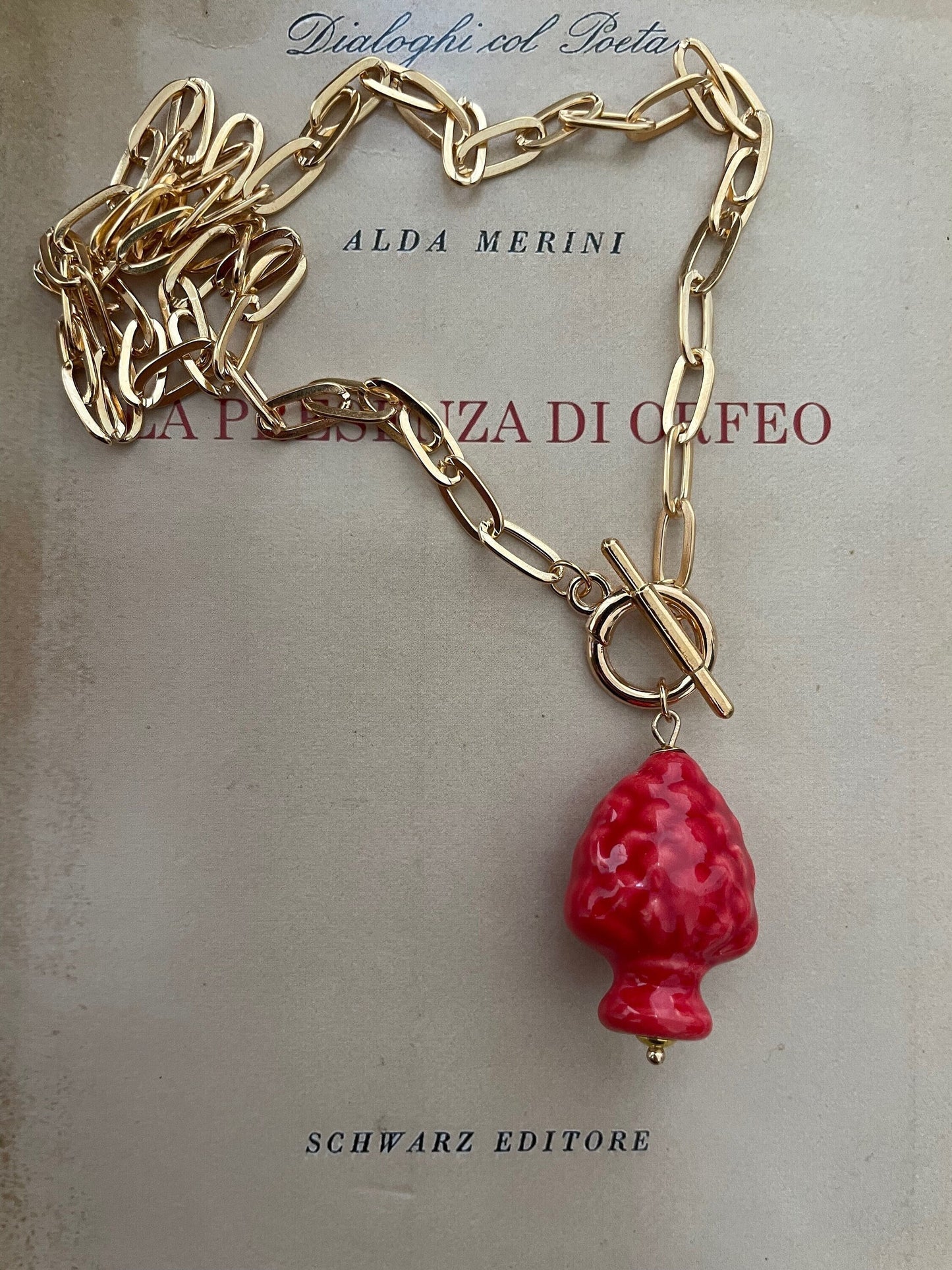 Collana siciliana corta in ottone con ciondolo pigna di ceramica di caltagirone rossa o verde. idea regalo donna.=
