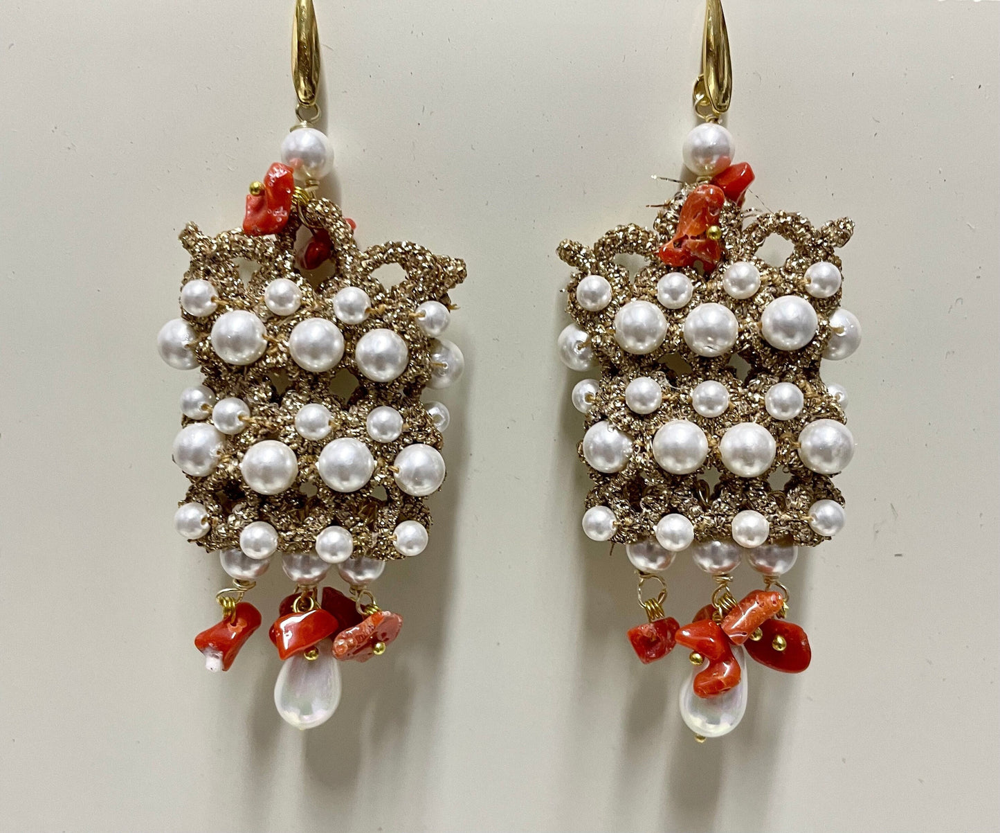 Orecchini siciliani con base in chiacchierino dorato e perle maiorca bianche, orecchini oro e perle, regalo per lei.)