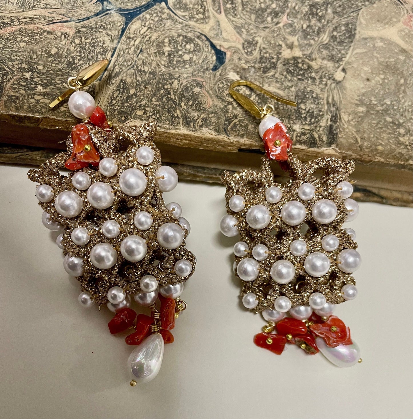 Orecchini siciliani con base in chiacchierino dorato e perle maiorca bianche, orecchini oro e perle, regalo per lei.)