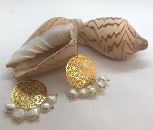 Orecchini siciliani con filigrana tonda in ottone e perle.)