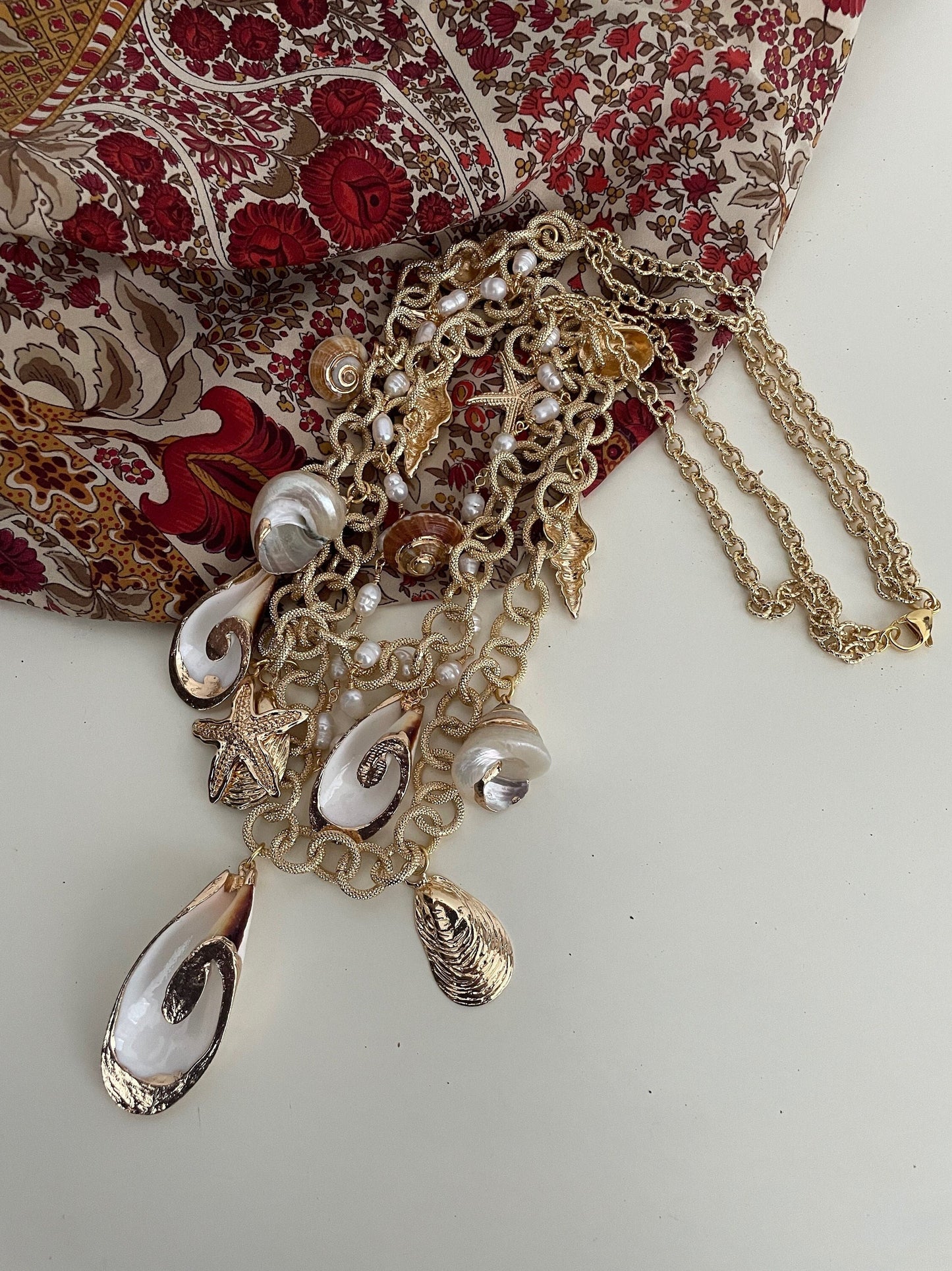 Collana con tre fili misti, catena a maglia e catena rosario, conchiglie naturali e perle di fiume.=