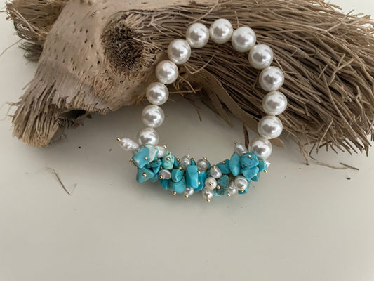 Bracciale elastico con perle maiorca, chips turchesi e perle di fiume.)