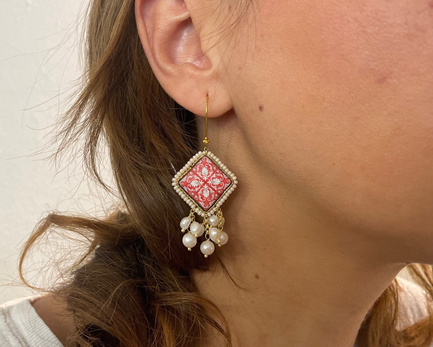Orecchini siciliani con mattonelle, gancio argento 925, disegno maiolica, orecchini ceramica di caltagirone, grappoli perle di fiume.)