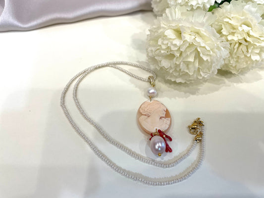 Collana perle di fiume, collana con cammeo genuino di conchiglia sardonica, collana delicata, regalo per lei, regalo per la mamma.)
