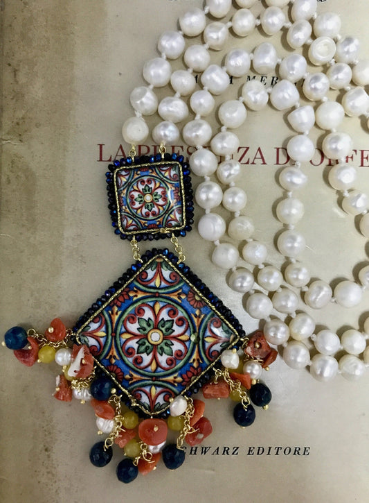 Collana siciliana con filo di perle di fiume e mattonelle di ceramica di caltagirone. regalo per lei.)