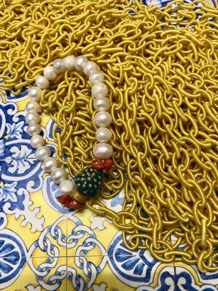 Bracciale elastico con perle di fiume, pigna in ceramica di caltagirone e chips di corallo. regalo ragazza.)