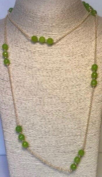 Collana lunga con catena dorata, perle agata verde e ciondolo corno in ceramica di caltagirone.ç