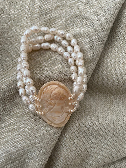 Bracciale elastico, 3 fili di perle di fiume, cammeo autentico di conchiglia sardonica. regalo sposa.)