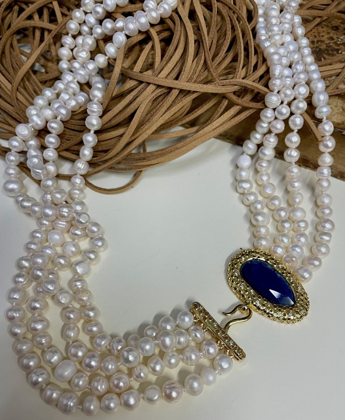 Collana quattro fili perle di fiume, chiusura in ottone e occhio di gatto blu. regalo sposa.)