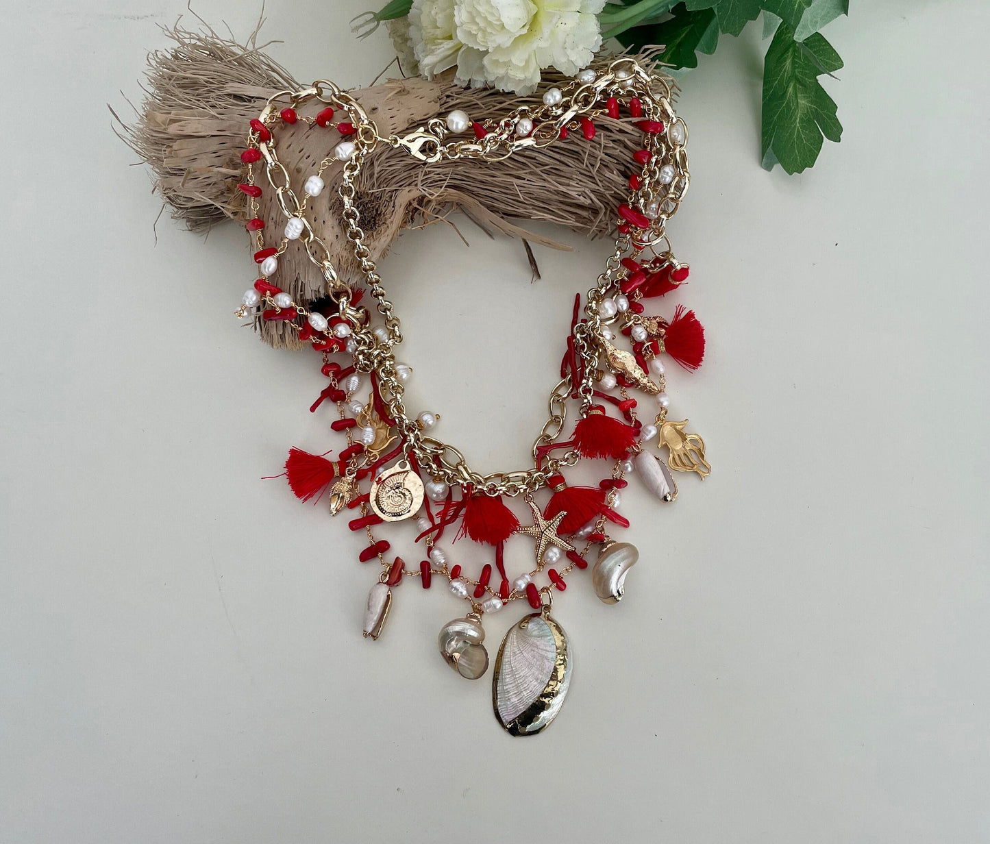 Collana con quattro fili misti, catena a maglia e catena rosario, corallo, conchiglie e nappe. colore rosso.=