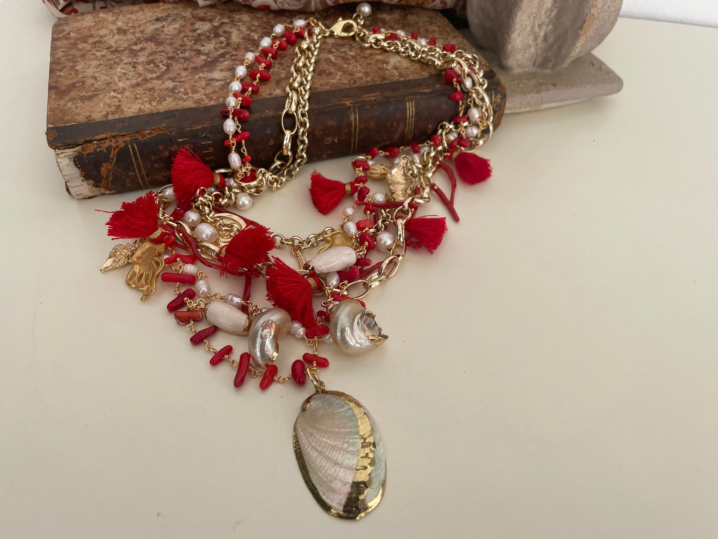 Collana con quattro fili misti, catena a maglia e catena rosario, corallo, conchiglie e nappe. colore rosso.=