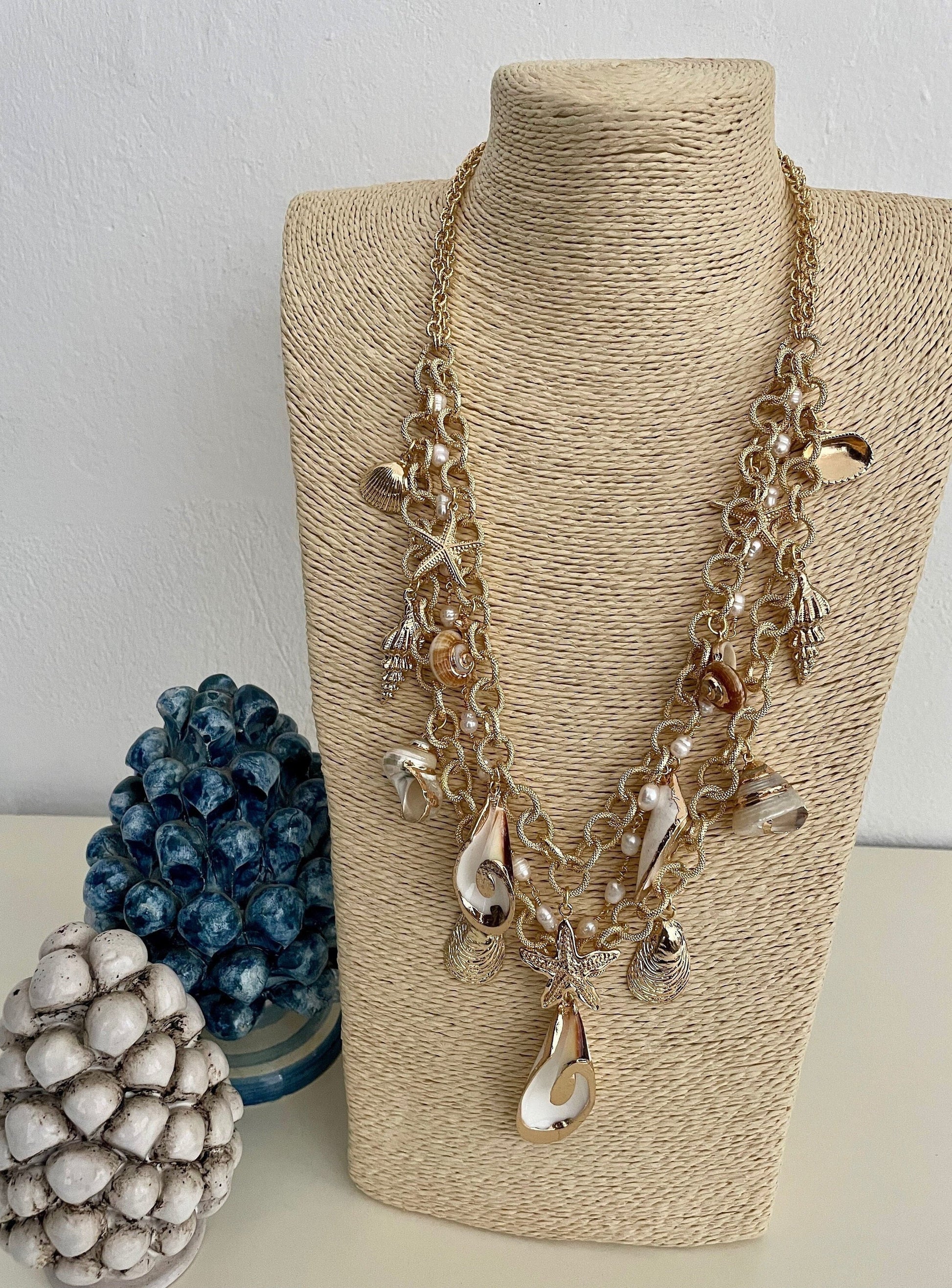 Collana con tre fili misti, catena a maglia e catena rosario, conchiglie naturali e perle di fiume.=