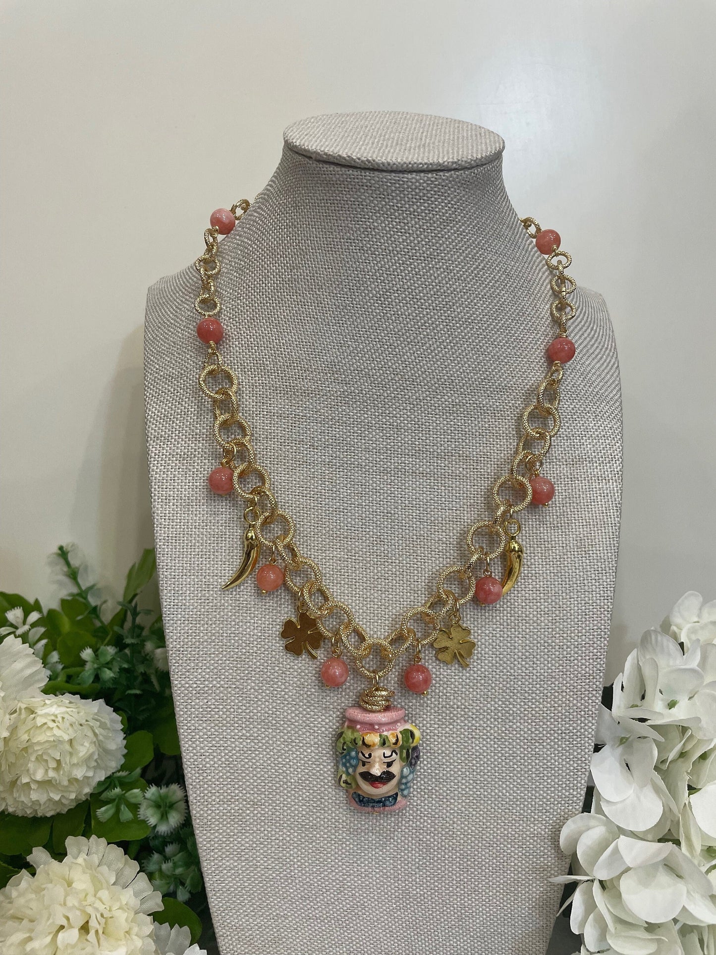Collana oro in alluminio anallergico, collana charms portafortuna, collana con pendente testa di moro, ceramica di caltagirone, perle rosa.ç