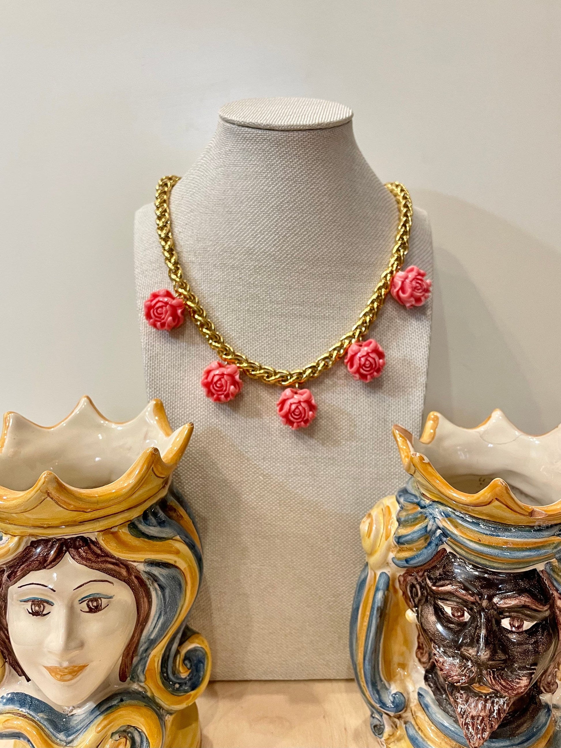 Collana girocollo, con catena a maglia grossa, catena acciaio placcata oro 14k, chocker, 5 pendenti rose in pasta di corallo.=