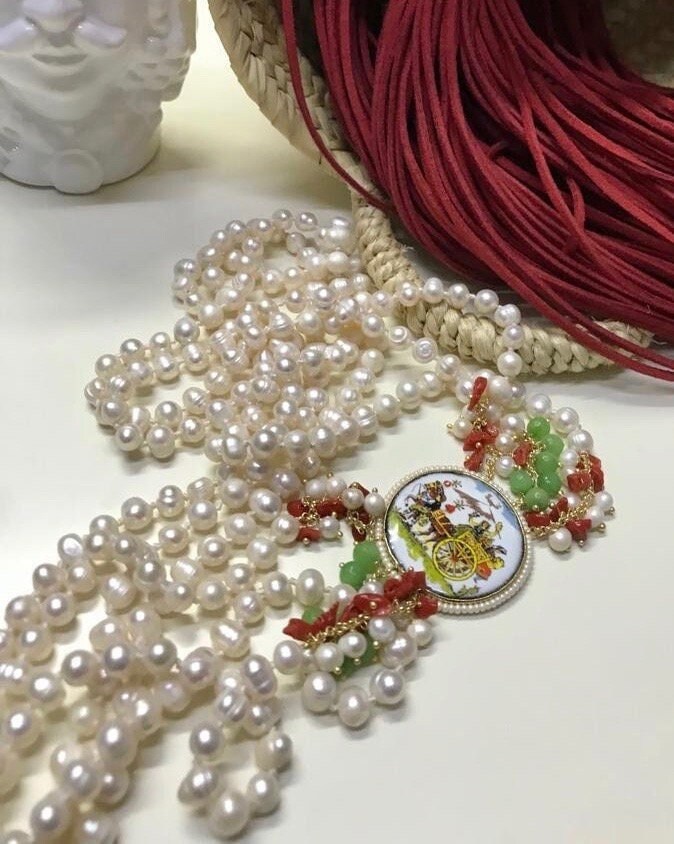 Collana siciliana con 3 fili di perle di fiume, mattonella tonda ceramica di caltagirone, coralli e agata verde.)