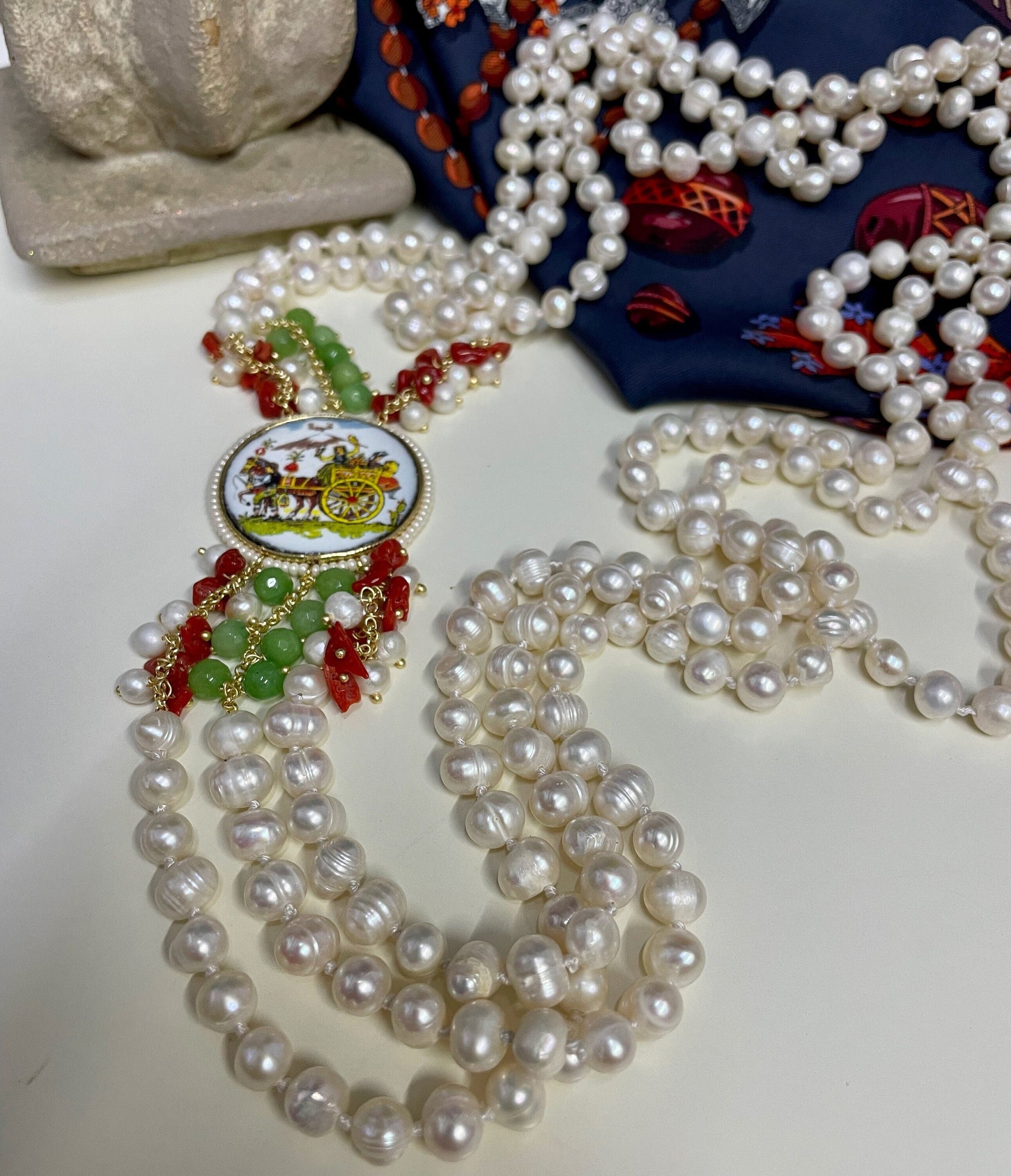 Collana siciliana con 3 fili di perle di fiume, mattonella tonda ceramica di caltagirone, coralli e agata verde.)