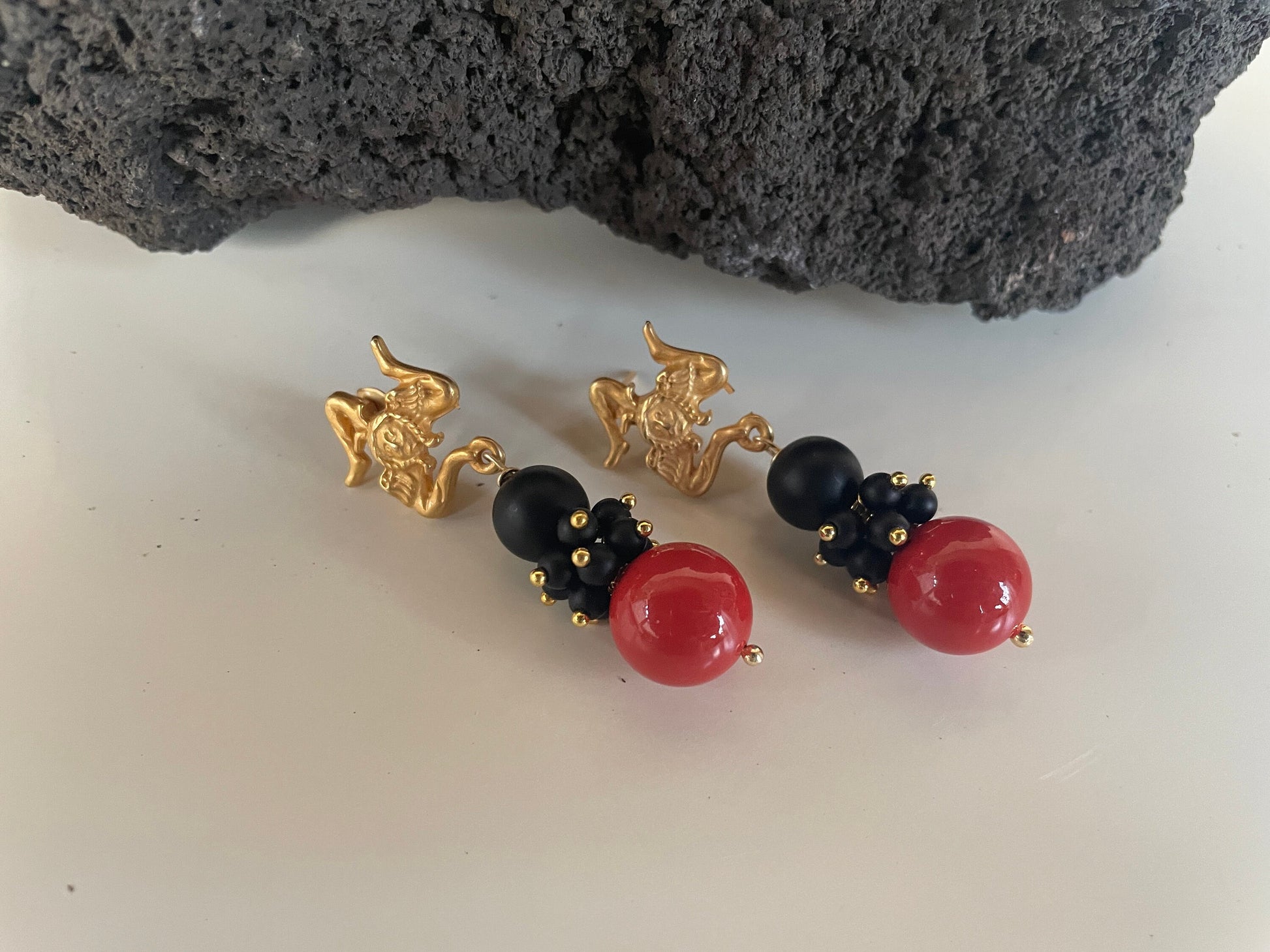 Orecchini siciliani, perno trinacria in zama oro, grappolo lava, grande perla maiorca rossa pendente, orecchini pendenti, regalo ragazza §