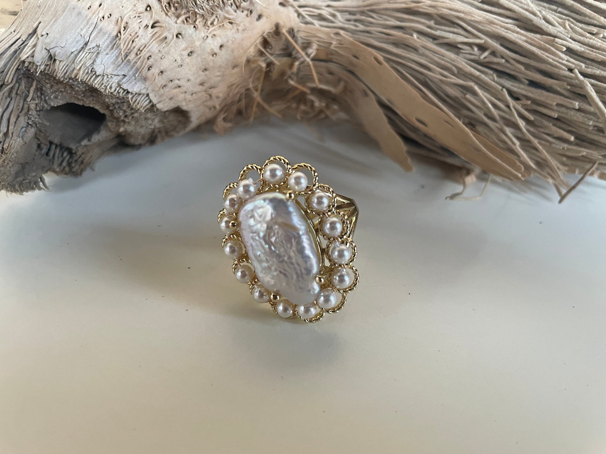 Anello perla barocca, anello regolabile, struttura ottone, perla ovale naturale, regalo sposa boho, anello maxi, regalo per lei.)