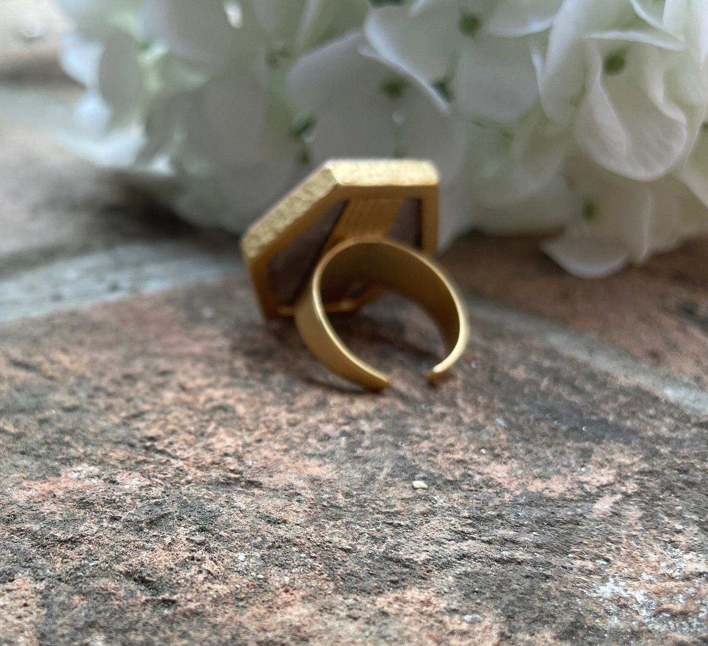 Anello maxi struttura ottone, anello siciliano, anello regolabile, anello ceramica, anello mattonella esagonale, ceramica di Caltagirone.<