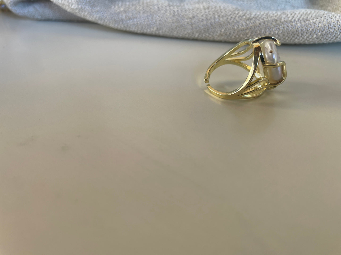 Anello maxi, anello scultura, anello regolabile, perla barocca ovale, anello regolabile, stile boho, struttura ottone)