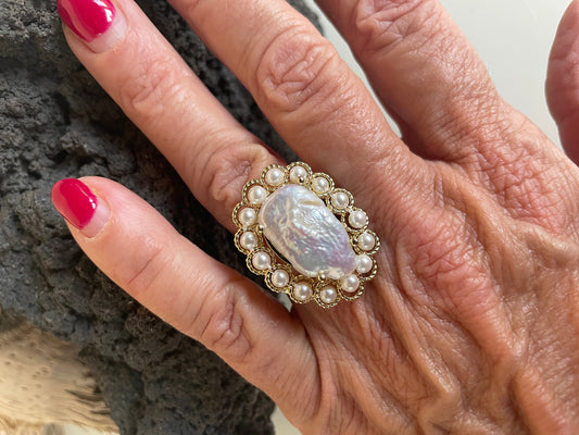 Anello perla barocca, anello regolabile, struttura ottone, perla ovale naturale, regalo sposa boho, anello maxi, regalo per lei.)