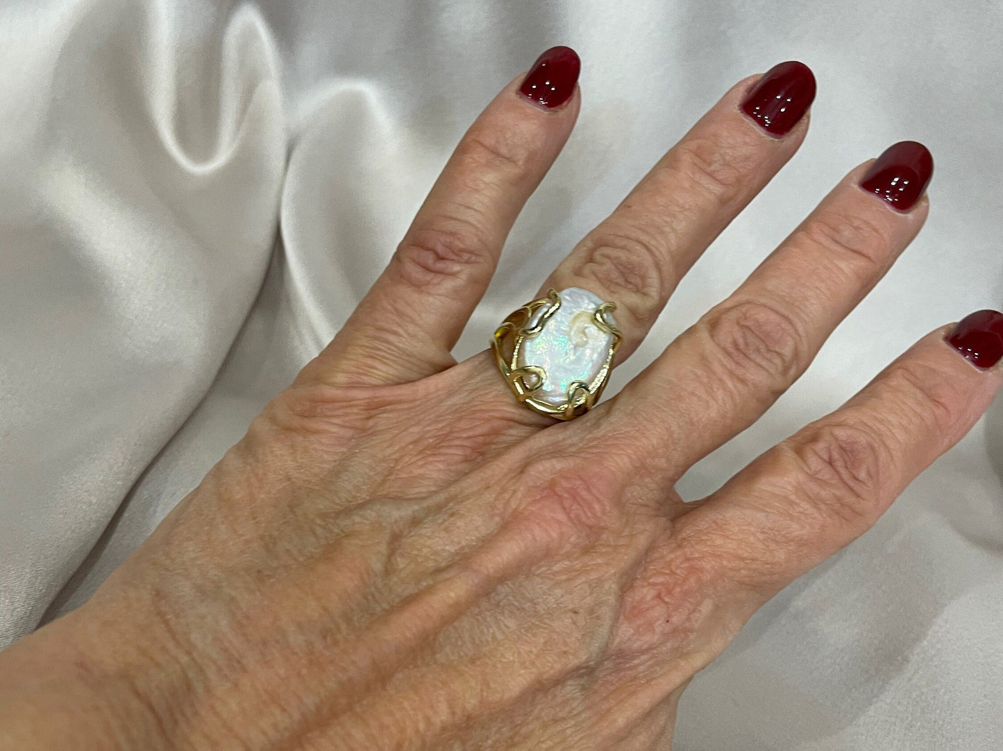 Anello maxi, anello scultura, anello regolabile, perla barocca ovale, anello regolabile, stile boho, struttura ottone)