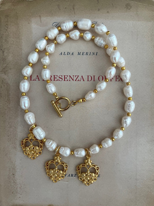 Collana siciliana con charms di cuori, collana di perle barocche, filo di perle di fiume e charms, regalo s. valentino, regalo per lei.)