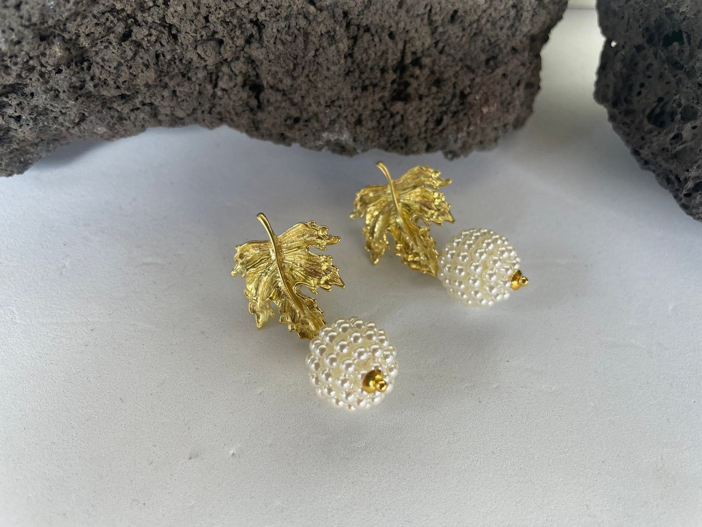 Orecchini con foglia dorata e sfera con perle maiorca)