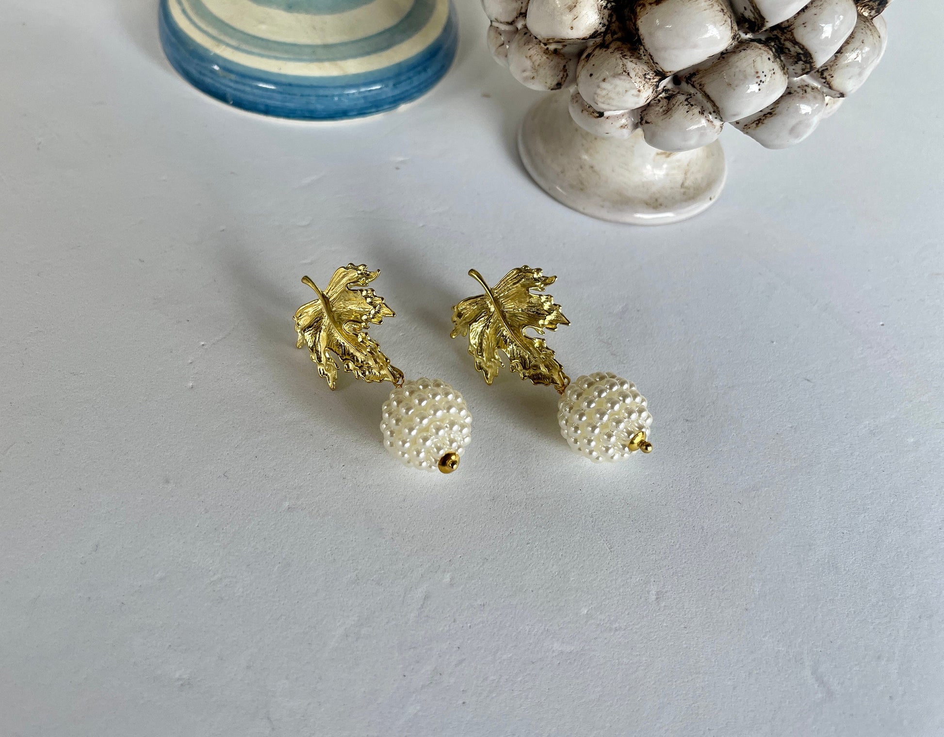 Orecchini con foglia dorata e sfera con perle maiorca)
