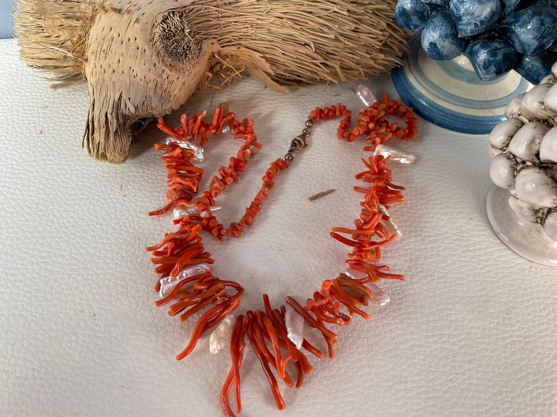 Collana siciliana con rami e chips di Corallo autentico del Mediterraneo, collana corallo e perle scaramazze, media lunghezza.ç