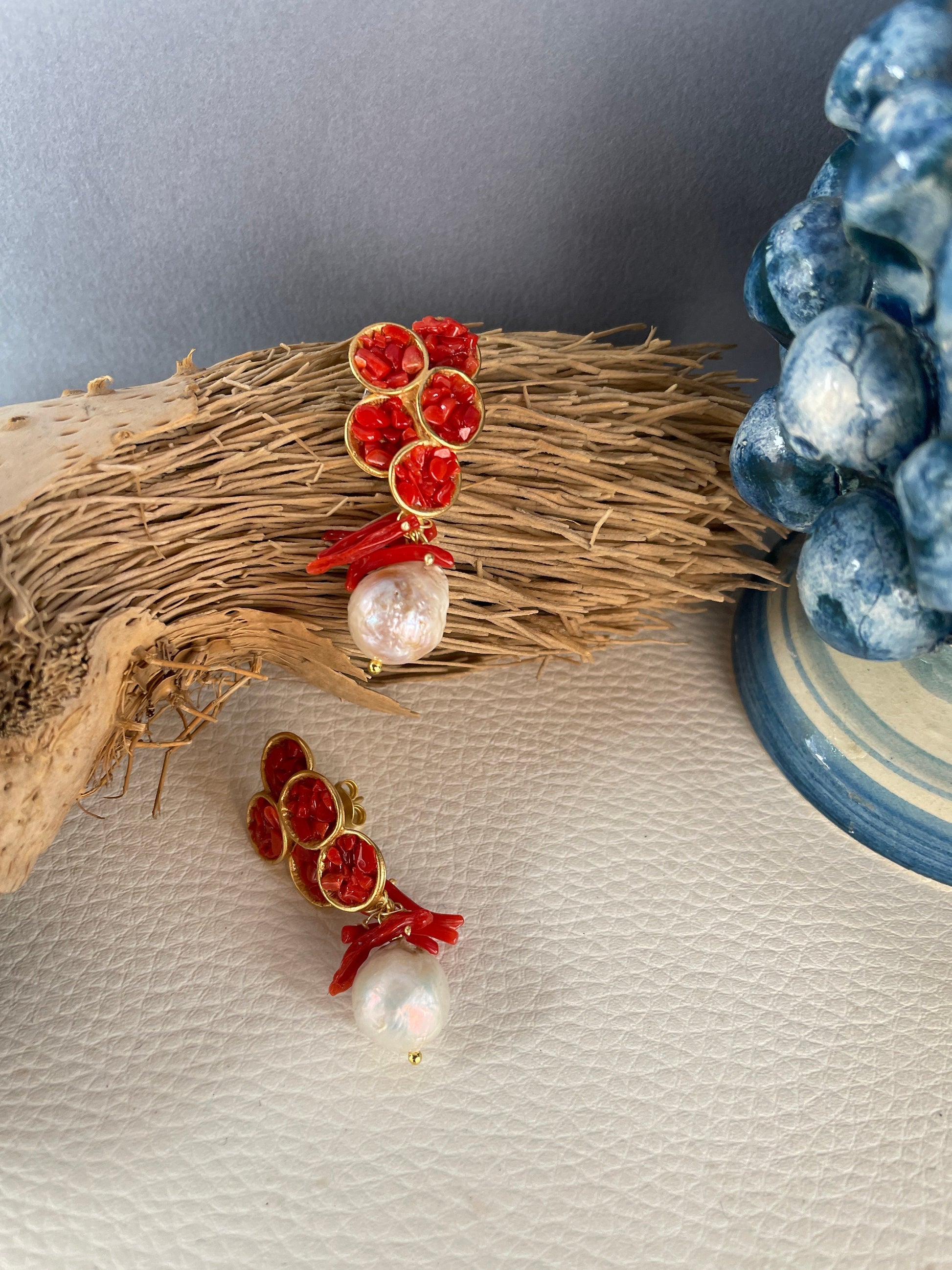 Orecchini da lobo con perno in zama oro e granella di Corallo rosso autentico, perle barocche e rami di corallo.§